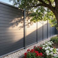 Panneaux de clôture en WPC gris à motifs décoratifs découpés au laser, clôture de jardin à intimité totale pour usage en ranch, poteaux robustes thermolaqués