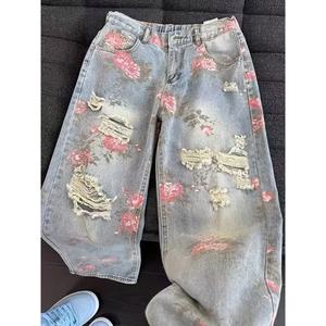 กางเกงยีนส์ลายดอกไม้สำหรับผู้ชายแบบใหม่ - ทรงขากว้าง สไตล์เรโทร สีฟ้าอ่อนฟอก เหมาะสำหรับสตรีทแวร์และเทรนด์แฟชั่นแนวศิลปะ - Product Image 3