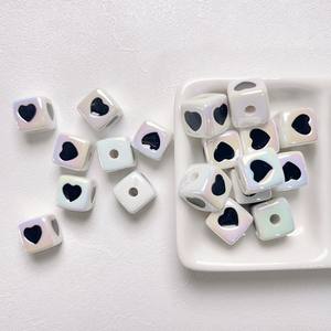 Precio al por mayor lindo Color galvanizado en forma de corazón de cuatro lados cuentas acrílicas cuadradas DIY materiales hechos a mano Accesorios - Product Image 4