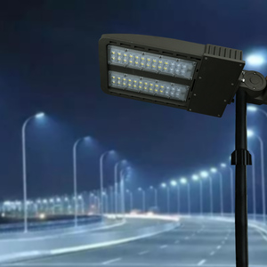 ไฟถนนโซลาร์เซลล์ 100W LED ความสว่างสูง ลูเมนสูง สำหรับสวนกลางแจ้ง แบบมืออาชีพ รูปทรงกล่องรองเท้า - Product Image 1