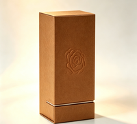 Boîte cadeau rigide de luxe personnalisée avec fermeture magnétique, structure verticale fendue, motif rose en relief, impression quadricolore, boîte en papier