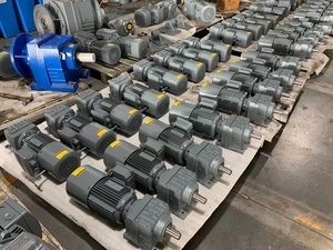 Réducteur de vitesse hélicoïdal rouge avec moteur pour usage industriel, réducteur d'engrenages personnalisé R57 R67 Série R Allemagne - Product Image 3