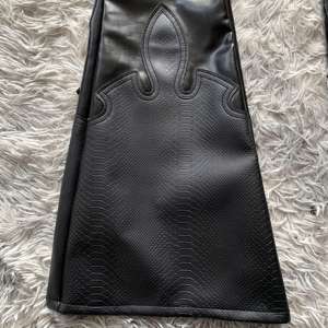 <span class=keywords><strong>Pantaloni</strong></span> a zampata di <span class=keywords><strong>pelle</strong></span> personalizzati DENIMGUYS a vita alta Casual in <span class=keywords><strong>vera</strong></span> <span class=keywords><strong>pelle</strong></span> di pecora <span class=keywords><strong>pantaloni</strong></span> Bootcut in <span class=keywords><strong>pelle</strong></span> nera - Product Image 4