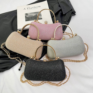 Bolso bandolera de hombro con cadena dorada a la moda, bolso cuadrado pequeño, bolso de banquete de mano único con cierre de cremallera, forro de poliéster - Product Image 2