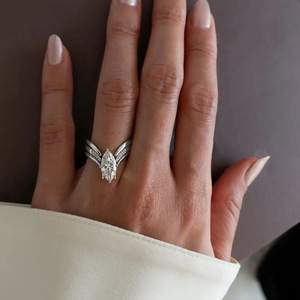 Anello da donna con design a V geometrico a forma di marquise - Product Image 2