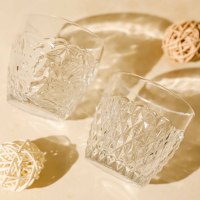 Hoogwaardig transparant kristallen whiskyglas met geëmbosseerd watergolfpatroon, 315 ml inhoud, voor bar of feestjes.