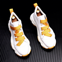 Nouvelles baskets décontractées blanches à semelle épaisse pour hommes, style coréen, tendance, polyvalentes, inspirées des célébrités d'Internet et du TikTok