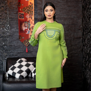 Vestido de Lino Verde Manzana para Mujer, de Alta Calidad, con Cuello Plisado y Bordado - Product Image 4