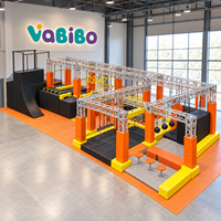Équipement de parcours Ninja intérieur commercial américain personnalisé avec anneaux suspendus, balançoire à corde et fosse de mousse OEM ODM FEC pour enfants, centres commerciaux et gymnases 3D