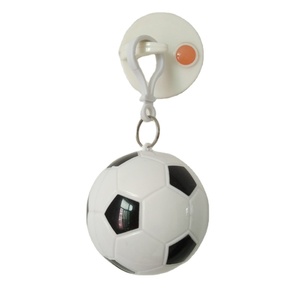 Poncho Impermeable Desechable con Llavero de Balón de Fútbol para Viajes, Poncho Compacto con Balón de Fútbol, Poncho de Emergencia para Lluvia - Product Image 1