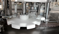 Ligne de machines automatiques à prix d'usine pour le sertissage, le couverçage anti-poussière, le pressage et l'étiquetage des bouteilles et boîtes en plastique pour riz/bonbons/noix
