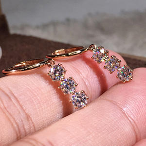 Orecchini Pendenti Tiffany & Co. in Oro 18K con Diamanti Taglio Brillante Rotondo, Montatura a Griffe, Classici da Donna per Uso Quotidiano - Product Image 4