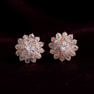 Orecchini a lobo con fiore di cristallo color oro rosa per donna, gioielli di lusso da matrimonio E375 con montatura a griffe - Product Image 2