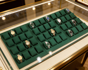 Ensemble de présentoirs de luxe en microfibre verte avec logo personnalisé pour montres et bijoux, support de présentation pour bracelets et montres - Product Image 6