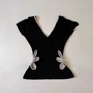 Kadınlar İçin Günlük Örme Yazlık V Yaka Kısa Kollu Yan Kesimli Bluz - Product Image 2