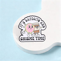 Épinglette en émail 'IT'S CAFECITO AND CHISME TIME' au design rétro espagnol, avec Concha et tasse à café, broche, badge de revers, bijou, cadeau