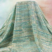 Tissu plissé vert clair, tissu à impression métallique pour robe en stock