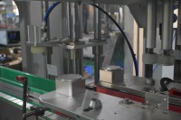 Machine de remplissage, de bouchage et d'étiquetage entièrement automatique avec moteur pour la production de produits chimiques quotidiens et de détergents pour lessive