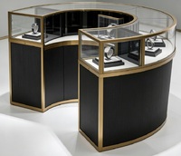 Vitrine de montres en acier inoxydable courbé haut de gamme sur mesure, présentoir autoportant en forme de S pour boutique de montres de luxe