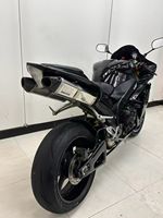 Moto sportive Yamaha R1 d'occasion, essence, 4 cylindres, refroidissement par eau, injection électronique de carburant, 1000 cm³