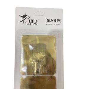 Paquete de 2 ganchos adhesivos dorados, ganchos domésticos para uso diario, ganchos para baño y cocina, sin necesidad de taladrar, venta al por mayor a un yuan. - Product Image 3