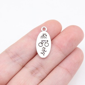 Pendentif breloque en alliage de zinc argenté antique pour triathlon (nager, vélo, course) pour la fabrication de colliers, bracelets et bijoux DIY, fournitures en gros - Product Image 1