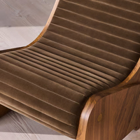 Fauteuil d'appoint inclinable haut de gamme en velours marron chocolat, design minimaliste, avec structure en bois massif et accoudoirs courbes, idéal pour salon, chambre, villa, maison