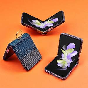 Funda Protectora para Teléfono Móvil con Anillo Magnético con Patrón de Fibra de Carbono para <span class=keywords><strong>Samsung</strong></span> <span class=keywords><strong>Z</strong></span> <span class=keywords><strong>Flip</strong></span> 7 6 5 4 <span class=keywords><strong>3</strong></span> Nueva Serie Rainbow PC - Product Image 1