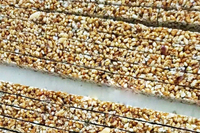 Barres de céréales de riz soufflé de bonbons de guimauve formant la ligne de coupe