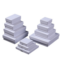 Boîtes cadeaux modernes en papier kraft blanc carrées et petites avec couvercles pour le rangement de colliers, bracelets et boucles d'oreilles
