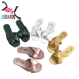 Chanclas de verano coreanas de suela plana con diseño cruzado, sencillas, en cien colores lisos, con puntera de acero, a la moda. - Product Image 1