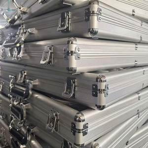 Espositore Portatile in Alluminio e Acrilico 2025 con Coperchio Trasparente per Carte TCG, con Chiusura di Sicurezza - Product Image 6