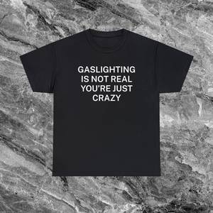 T-shirt ironica e sarcastica: "Il gaslighting non esiste, sei solo pazzo/a" - Regalo scherzoso - Product Image 1
