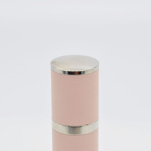 Étui en cuir portable de qualité supérieure Mini atomiseur de parfum Bouteille en verre prête pour le voyage avec fonction de pulvérisation de parfum rechargeable - Product Image 4