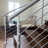 Rampe et colonnes de balcon modernes en acier inoxydable personnalisées, résistantes à la rouille, pour l'extérieur