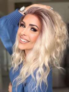 Perruque synthétique courte ondulée couleur blond froid avec dentelle transparente, faible densité 130% - Vente en gros - Product Image 3