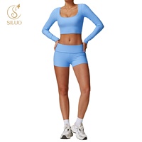 SILUO Ensemble de sport 2 pièces tendance : Haut court blanc à manches longues et col rond, pantalon évasé, survêtement de yoga rayé délavé