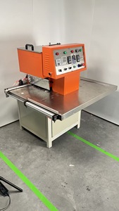 Máquina de fundición por centrifugación totalmente automática de <span class=keywords><strong>Zamak</strong></span> para insignias y broches de aleación de zinc para Navidad - Product Image 3