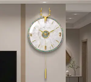 ライト高級シェル壁掛け時計壁掛けレストランモダン家庭用シンプルクォーツ時計2023新しいリビングルーム時計