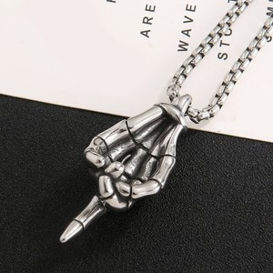 Collar yunnique Skeleton Finger de acero inoxidable con cara sonriente y colgante con el número 13, joyería de moda unisex - Product Image 3