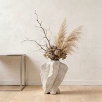 Vase de table en céramique nordique style Wabi-Sabi avec design artistique abstrait, forme irrégulière pour fleurs séchées, décoration intérieure