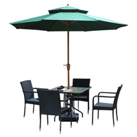 Meubles d'extérieur, patio, cour, jardin, restaurant, hôtel, table et chaises en rotin plastique avec parasol
