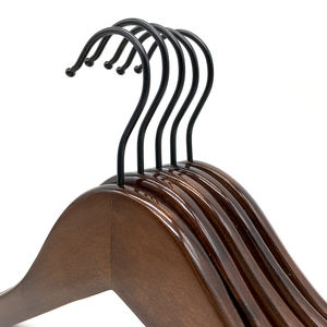 โรงงานผลิตและจำหน่ายไม้แขวนเสื้อไม้พร้อมโลโก้ ผู้ผลิตขายส่งไม้แขวนเสื้อผ้าสไตล์เรโทร - Product Image 4