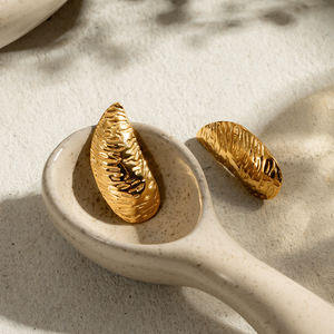 Pendientes J&D de Acero Inoxidable Chapados en Oro de 18K con Turquesa, Textura Irregular, Diseño Geométrico Moderno con Perla y Diamante Principal - Product Image 2