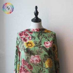 Tela de gasa con estampado de girasol y flores grandes, estilo realista - Product Image 4
