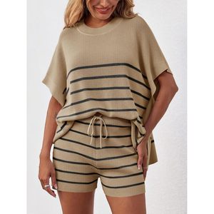 Ensemble 2 pièces tricoté rayé sur mesure pour femme : Haut oversize à manches chauve-souris et short taille haute – Tenue d'été décontractée - Product Image 5
