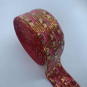 Múltiples Opciones de Color con un Patrón de Lentejuelas Arcoíris para Decoraciones de Fiesta o como Pinzas para el Cabello, o para Tejido de Telas - Product Image 2