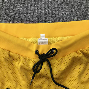 Pantalones cortos de baloncesto amarillos de malla personalizados Sublimación de color de doble capa pantalones cortos de baloncesto de alta calidad - Product Image 5