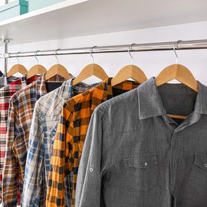 ไม้แขวนเสื้อไม้ธรรมชาติ DS4280 แพ็ค 10 ชิ้น พร้อมแถบกันลื่น สำหรับเสื้อเชิ้ต แจ็คเก็ต เดรส กางเกง และเสื้อโค้ท - Product Image 3