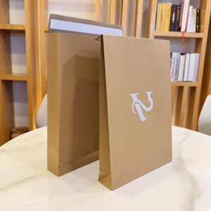 Sacs d'expédition en papier kraft brun recyclé personnalisés avec logo de marque 24*5*34cm, emballages pour vêtements, sacs postaux en papier pour petites entreprises - Product Image 3